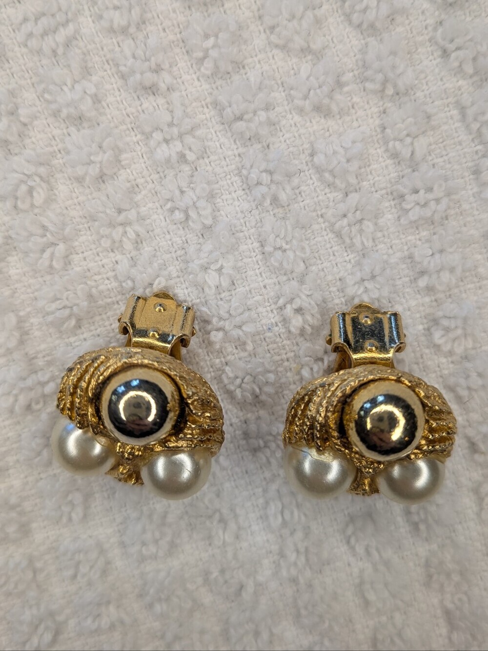 Vintage Faux Pearl Textured Gold Tone Clip On Earrings - Picture 6 of 9